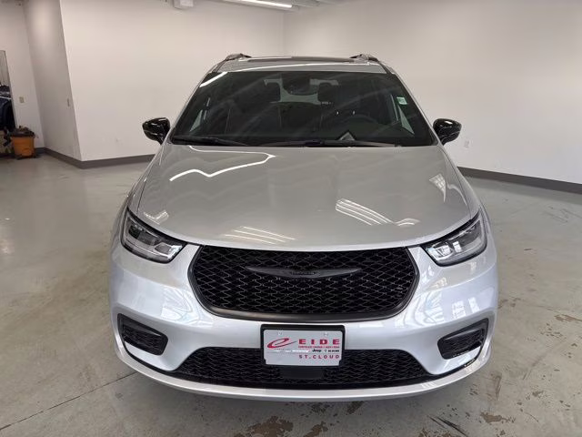 2026 Silver Mist Clearcoat Chrysler Pacifica Limited AWD Van