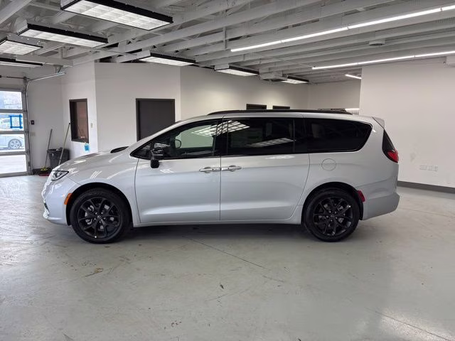 2026 Silver Mist Clearcoat Chrysler Pacifica Limited AWD Van