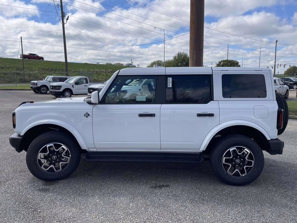 2026 White Ford Bronco Outer Banks 4X4 SUV