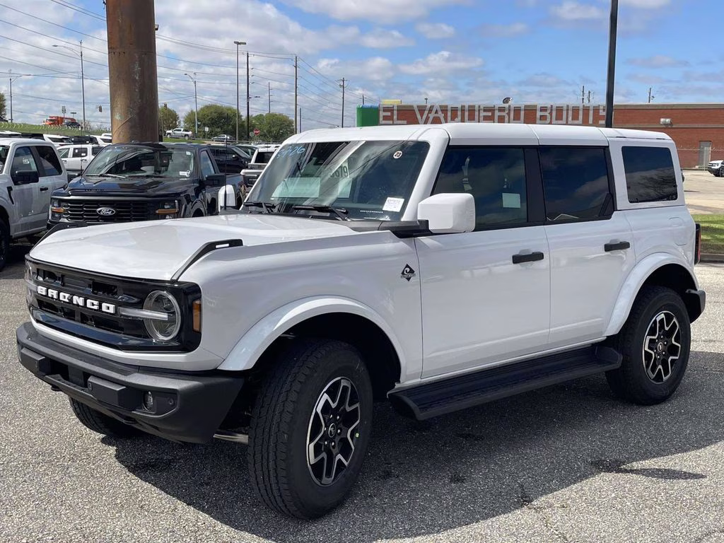 2026 White Ford Bronco Outer Banks 4X4 SUV