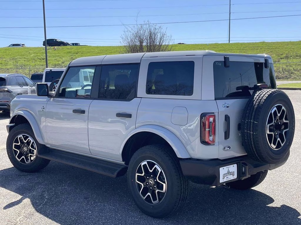2026 Avalanche Gray Ford Bronco Outer Banks 4X4 SUV