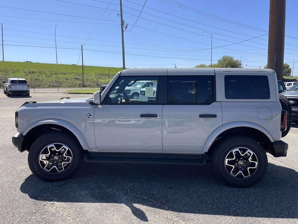 2026 Avalanche Gray Ford Bronco Outer Banks 4X4 SUV