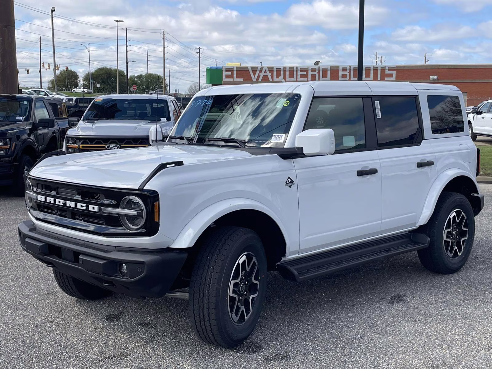2026 White Ford Bronco Outer Banks 4X4 SUV