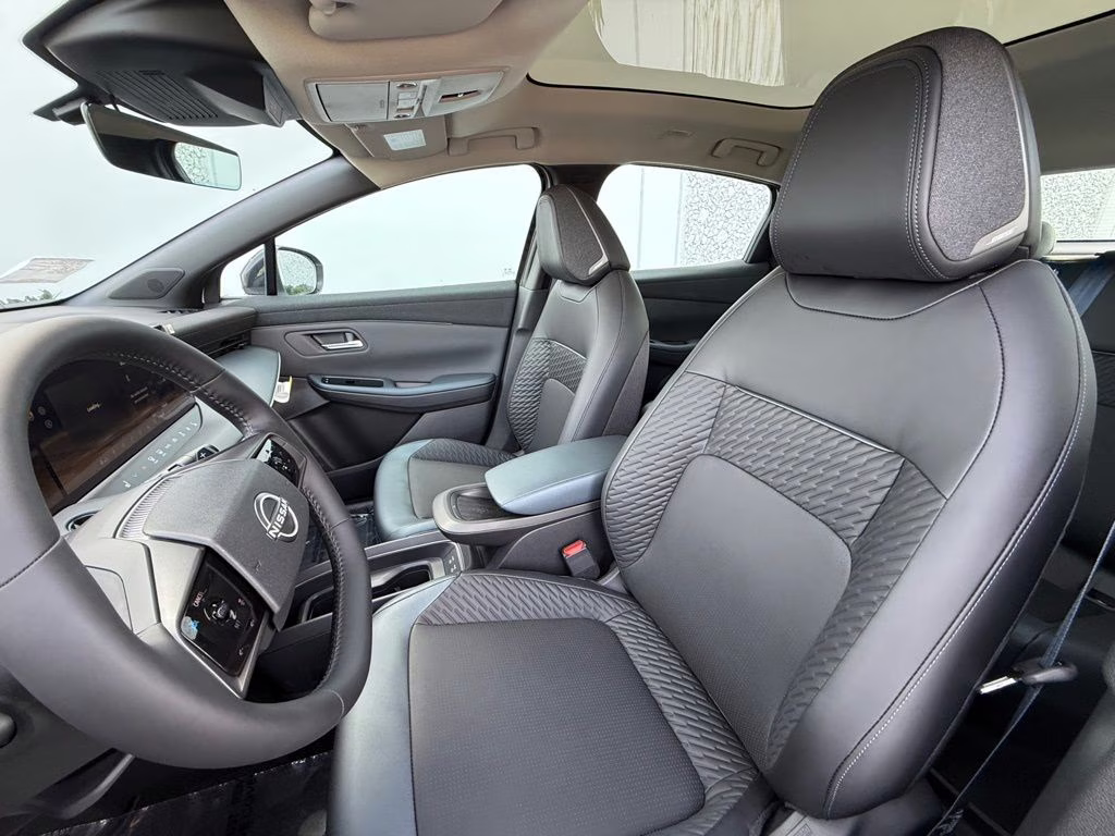 2026 Everest White Pearl/Black Nissan LEAF PLATINUM+ FWD SUV