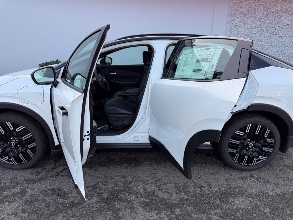 2026 Everest White Pearl/Black Nissan LEAF PLATINUM+ FWD SUV