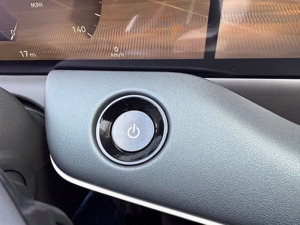 2026 Everest White Pearl/Black Nissan LEAF PLATINUM+ FWD SUV