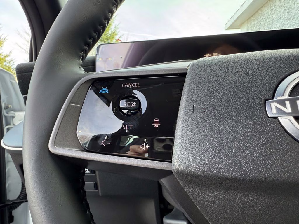 2026 Everest White Pearl/Black Nissan LEAF PLATINUM+ FWD SUV