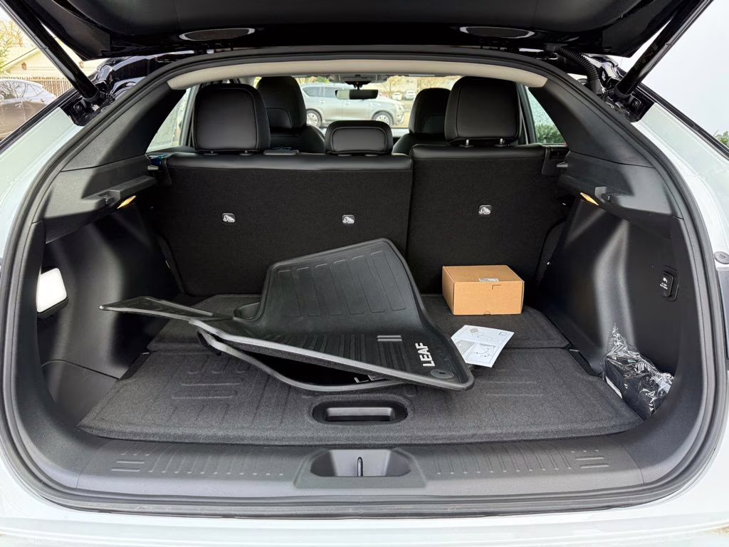 2026 Everest White Pearl/Black Nissan LEAF PLATINUM+ FWD SUV