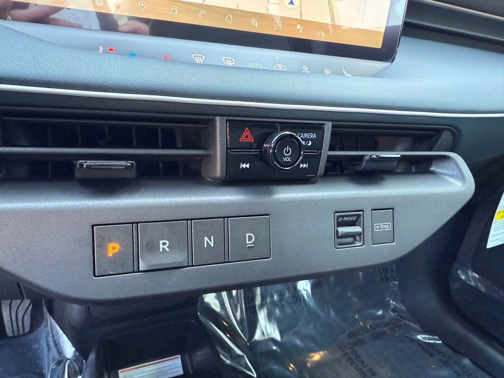 2026 Everest White Pearl/Black Nissan LEAF PLATINUM+ FWD SUV