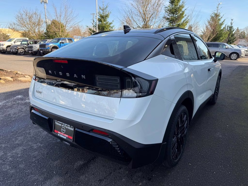 2026 Everest White Pearl/Black Nissan LEAF PLATINUM+ FWD SUV