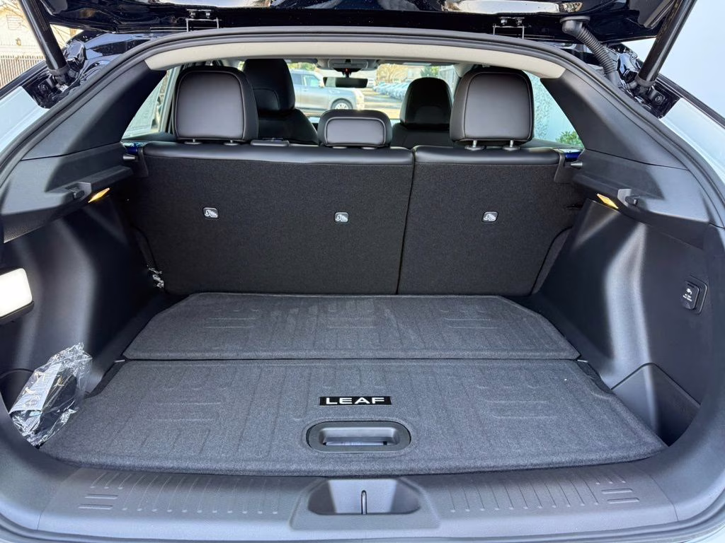 2026 Everest White Pearl/Black Nissan LEAF PLATINUM+ FWD SUV