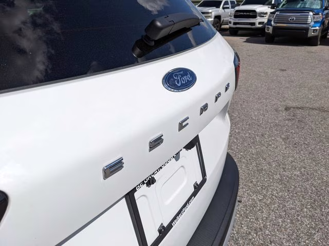 2026 Oxford White Ford Escape Active FWD SUV