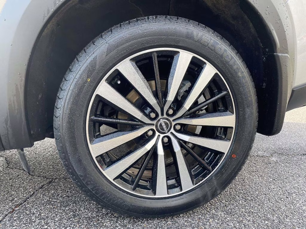 2024 Brilliant Silver Metallic Nissan Pathfinder Platinum FWD SUV