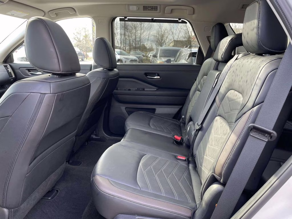 2024 Brilliant Silver Metallic Nissan Pathfinder Platinum FWD SUV