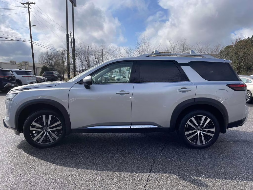 2024 Brilliant Silver Metallic Nissan Pathfinder Platinum FWD SUV