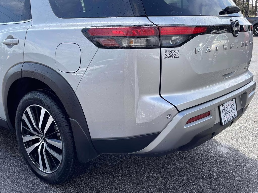 2024 Brilliant Silver Metallic Nissan Pathfinder Platinum FWD SUV