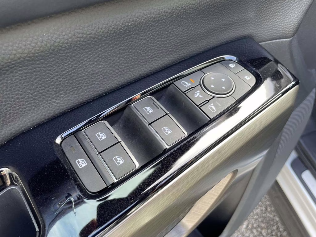 2024 Brilliant Silver Metallic Nissan Pathfinder Platinum FWD SUV