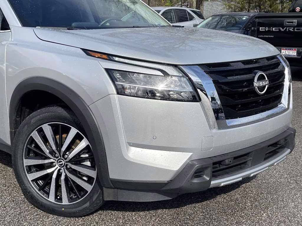 2024 Brilliant Silver Metallic Nissan Pathfinder Platinum FWD SUV