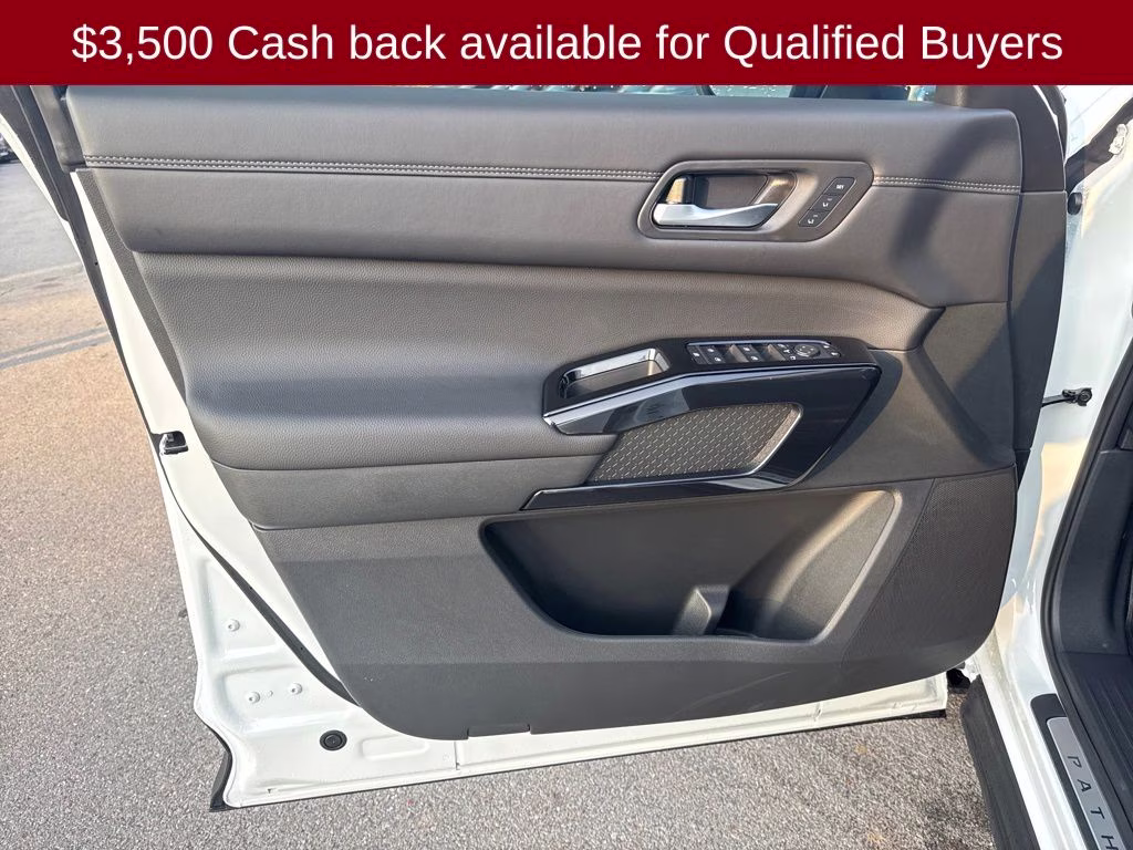 2026 Everest White Pearl/Black Nissan Pathfinder Platinum FWD SUV