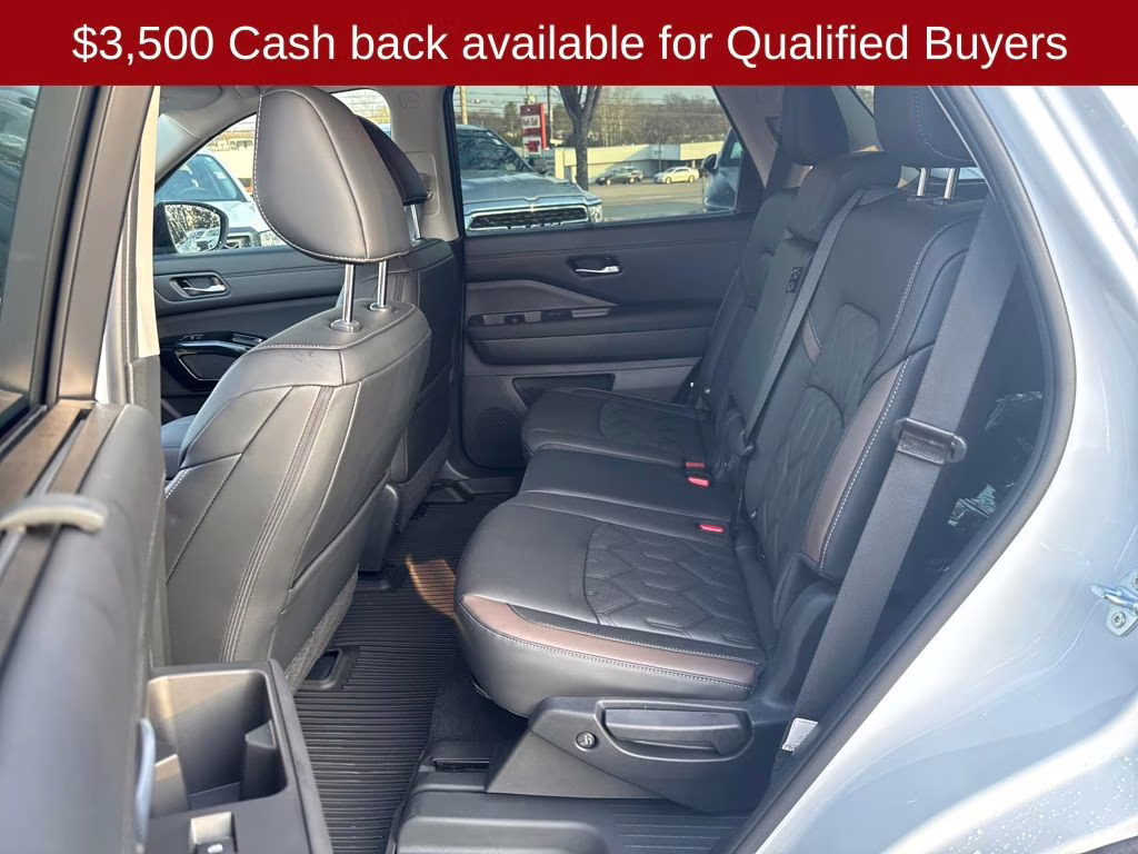 2026 Everest White Pearl/Black Nissan Pathfinder Platinum FWD SUV