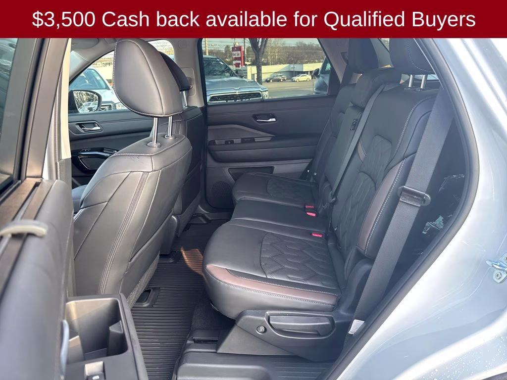 2026 Everest White Pearl/Black Nissan Pathfinder Platinum FWD SUV
