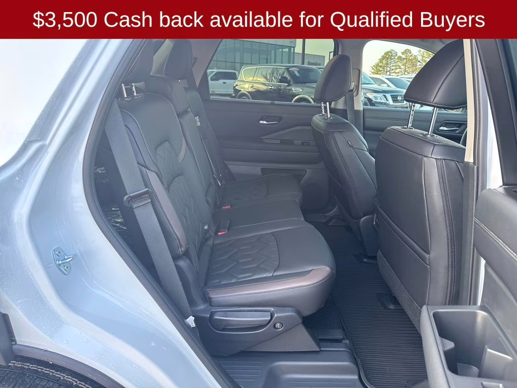 2026 Everest White Pearl/Black Nissan Pathfinder Platinum FWD SUV