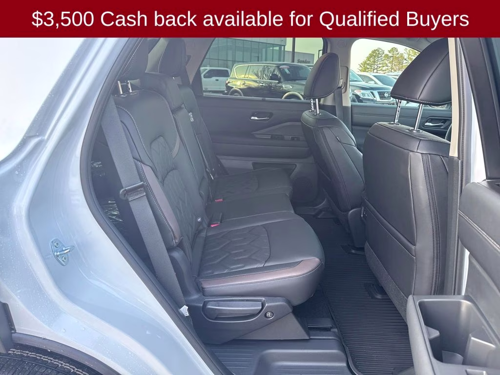 2026 Everest White Pearl/Black Nissan Pathfinder Platinum FWD SUV