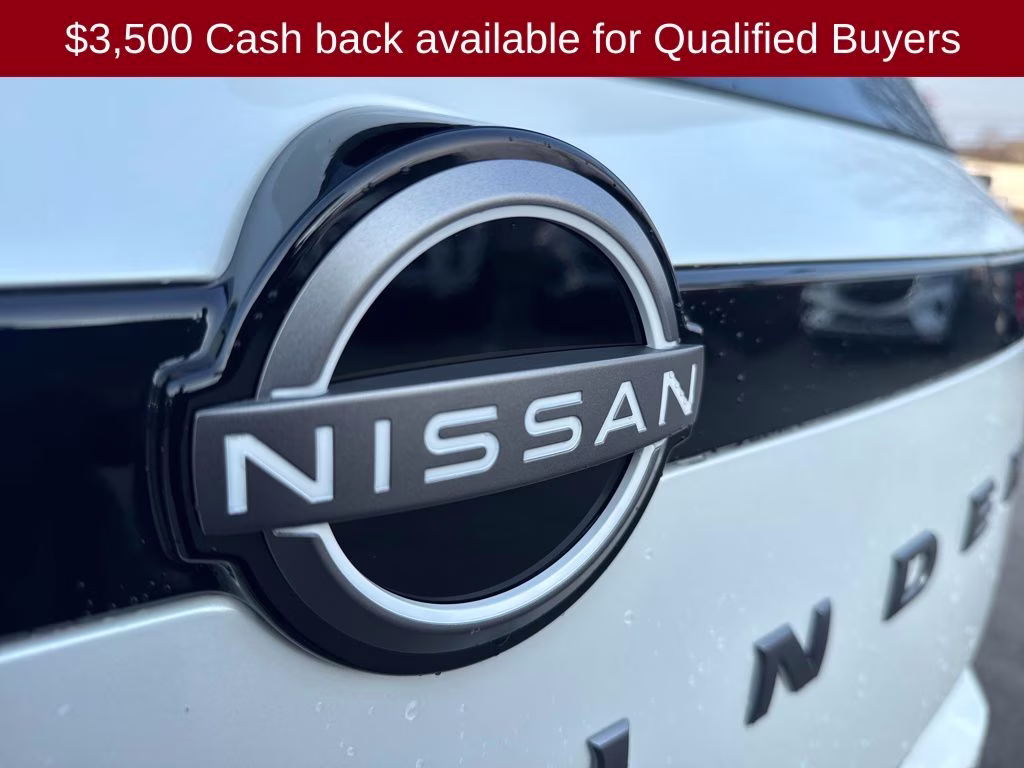 2026 Everest White Pearl/Black Nissan Pathfinder Platinum FWD SUV
