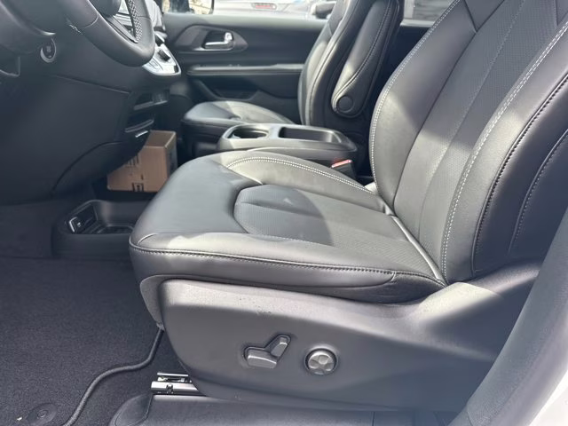 2026 Bright White Clearcoat Chrysler Pacifica Select FWD Van