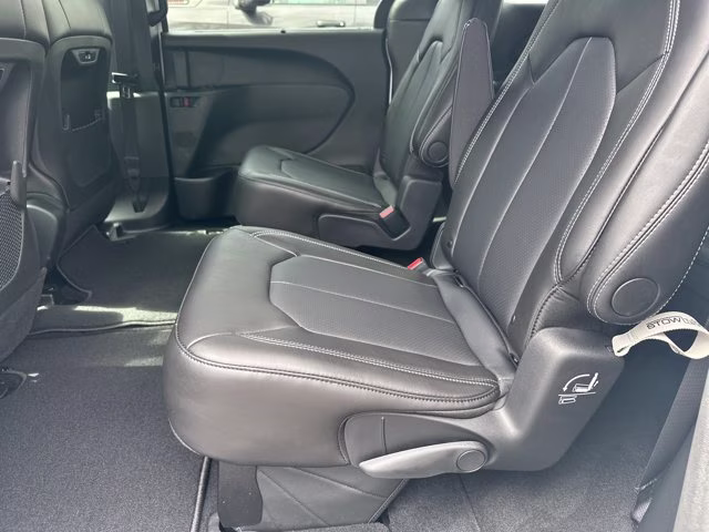 2026 Bright White Clearcoat Chrysler Pacifica Select FWD Van