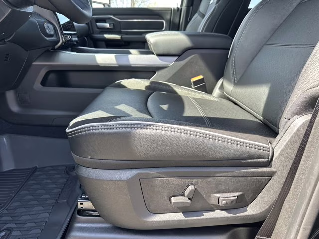 2026 Diamond Black Crystal Pearlcoat Ram 3500 Laramie 4X4 Truck