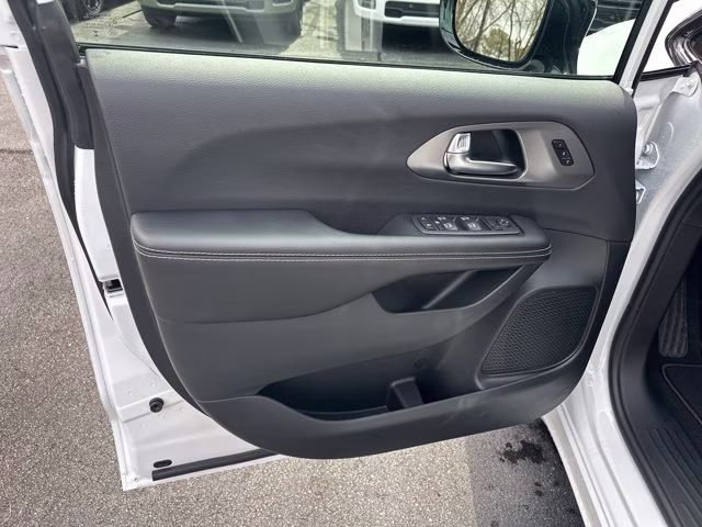 2026 Bright White Clearcoat Chrysler Pacifica Select FWD Van