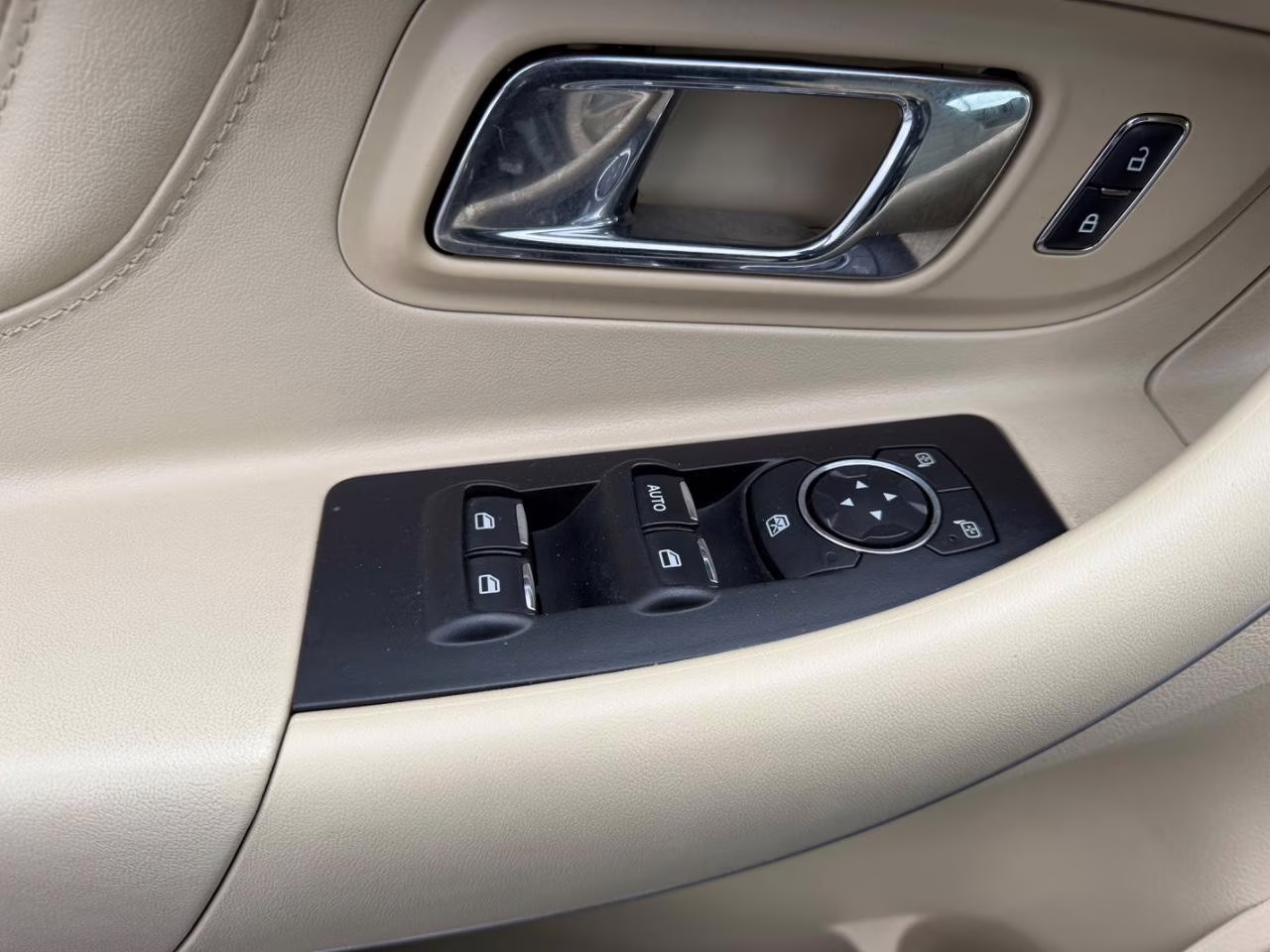 2016 Shadow Black Ford Taurus SE FWD Sedan