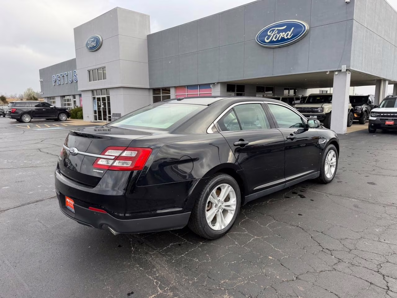 2016 Shadow Black Ford Taurus SE FWD Sedan