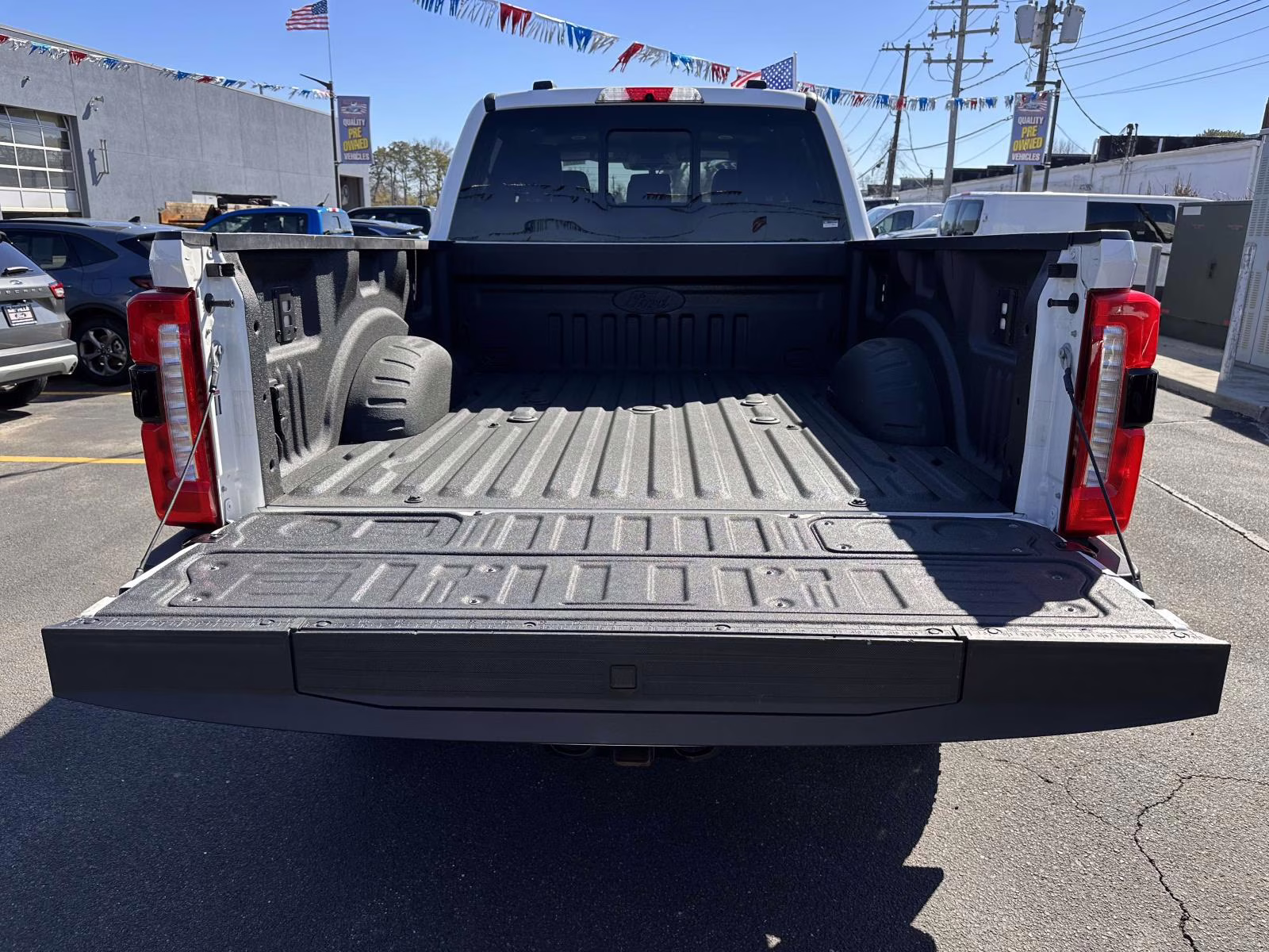 2023 Oxford White Ford Super Duty F-350 SRW LARIAT 4WD Crew Cab 6.75' Box 4X4 Truck