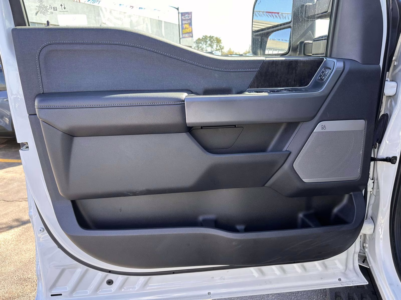 2023 Oxford White Ford Super Duty F-350 SRW LARIAT 4WD Crew Cab 6.75' Box 4X4 Truck