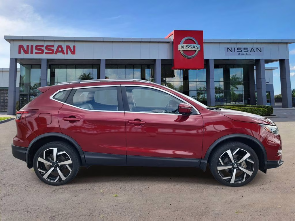 2022 Pearl Metallic Nissan Rogue Sport SL FWD SUV