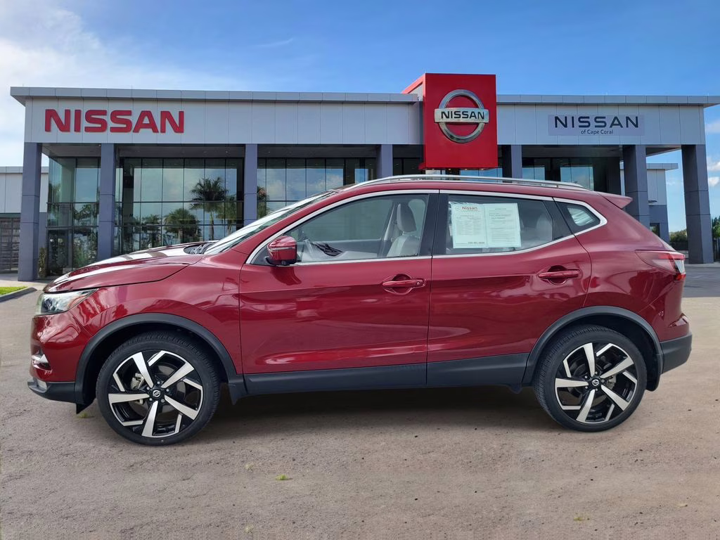 2022 Pearl Metallic Nissan Rogue Sport SL FWD SUV