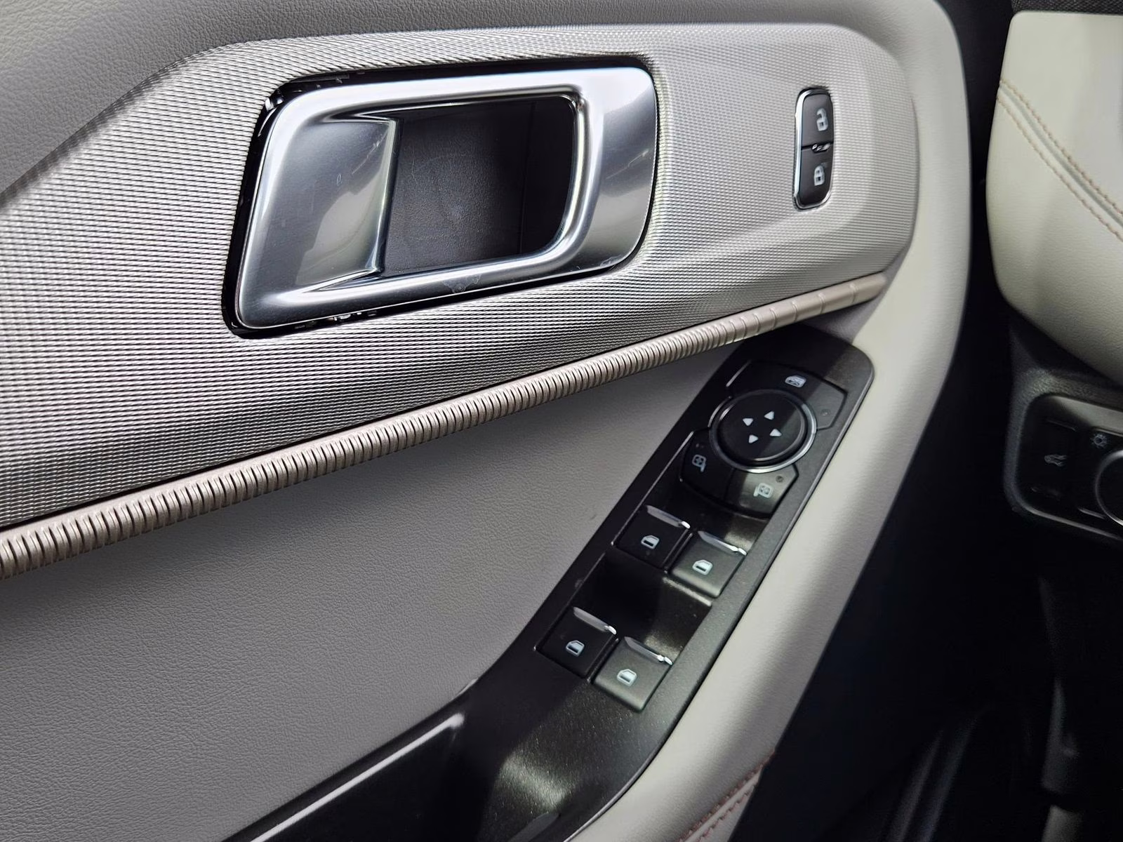 2026 White Metallic Ford Explorer Active RWD SUV