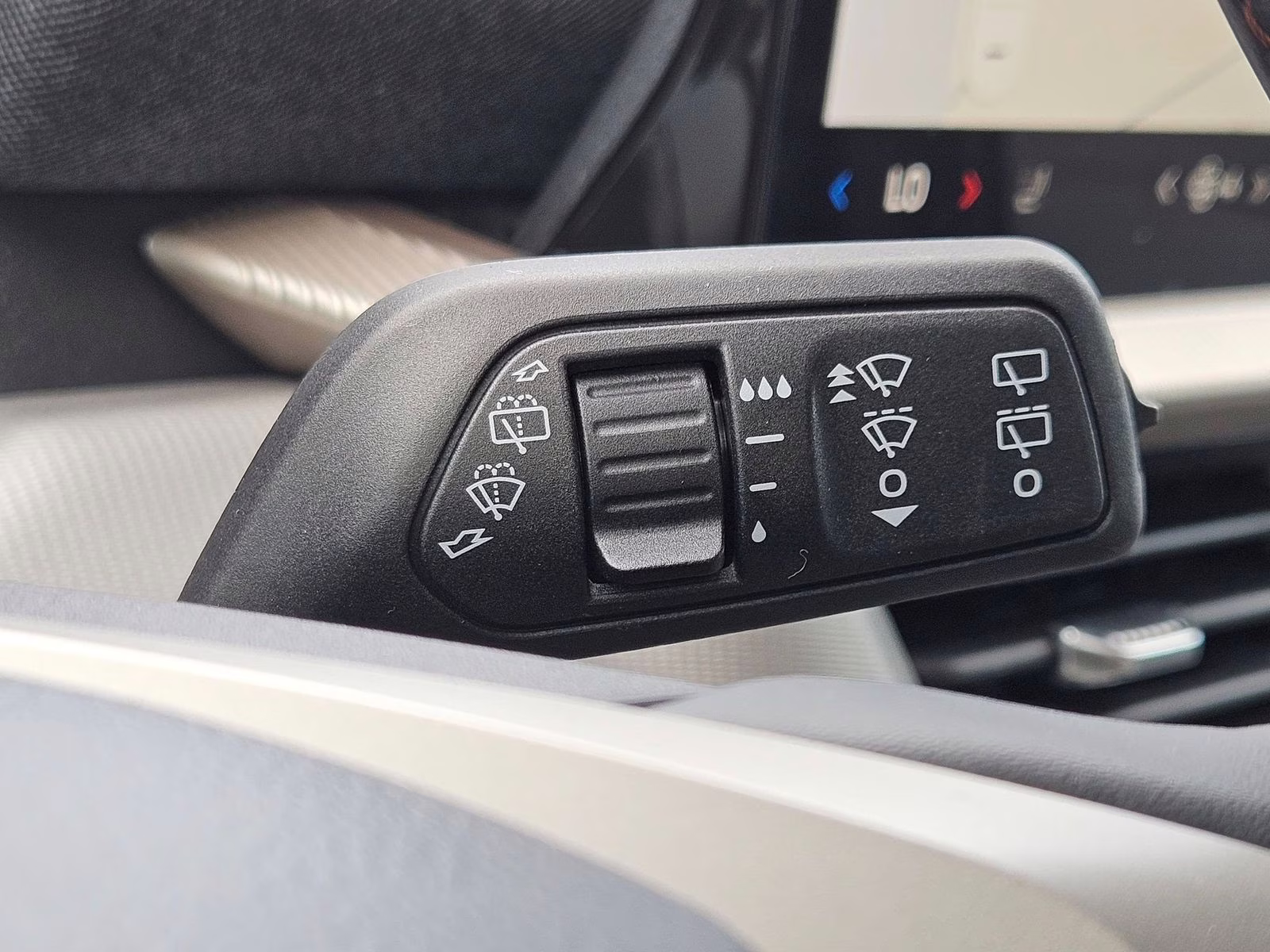 2026 White Metallic Ford Explorer Active RWD SUV