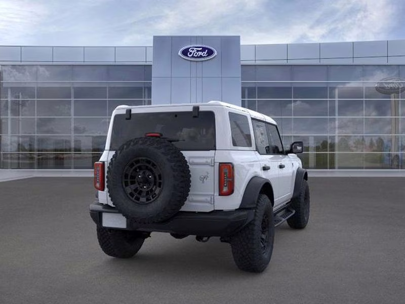 2026 Oxford White Ford Bronco Badlands 4X4 SUV