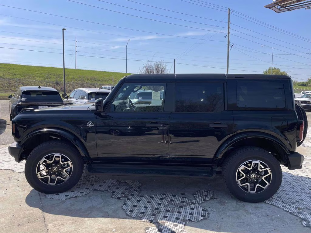 2026 Shadow Black Ford Bronco Outer Banks 4X4 SUV