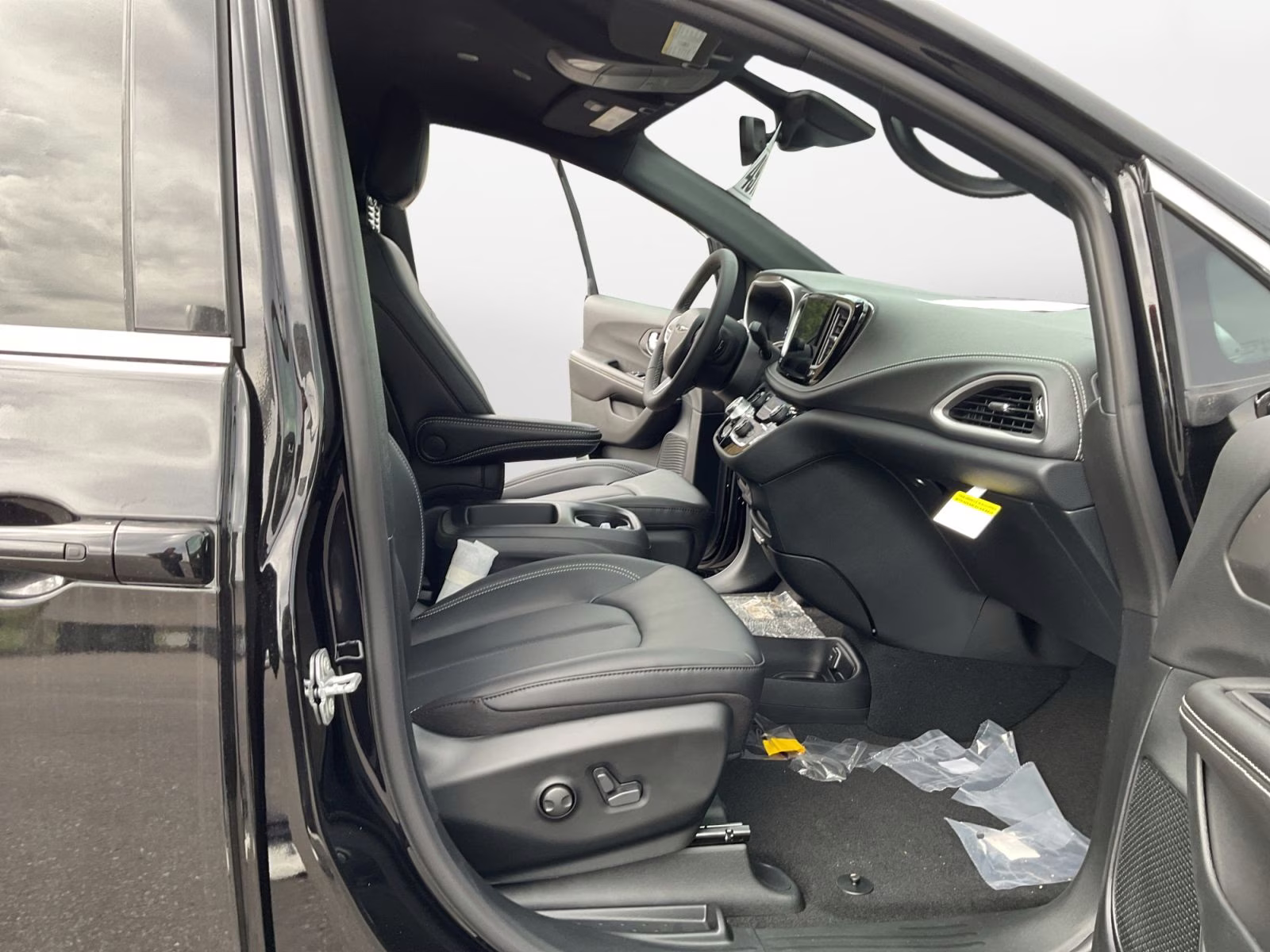 2026 Diamond Black Crystal Pearlcoat Chrysler Pacifica Select AWD Van