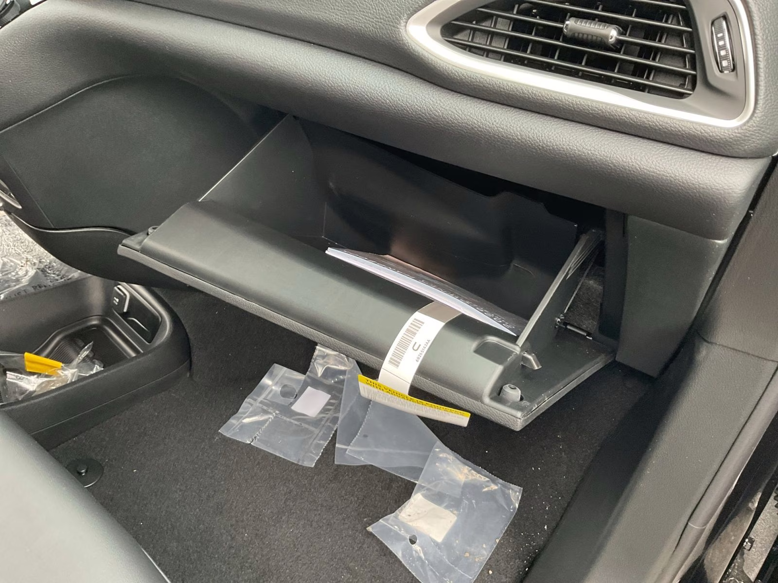 2026 Diamond Black Crystal Pearlcoat Chrysler Pacifica Select AWD Van