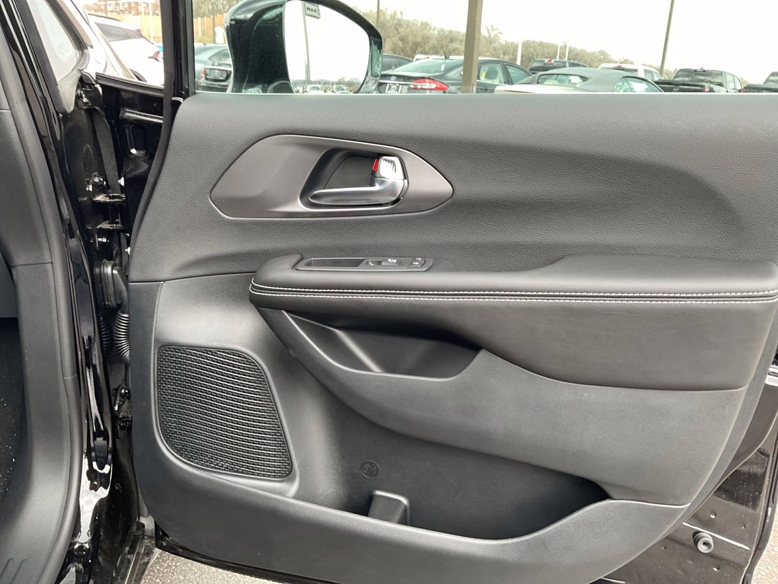 2026 Diamond Black Crystal Pearlcoat Chrysler Pacifica Select AWD Van