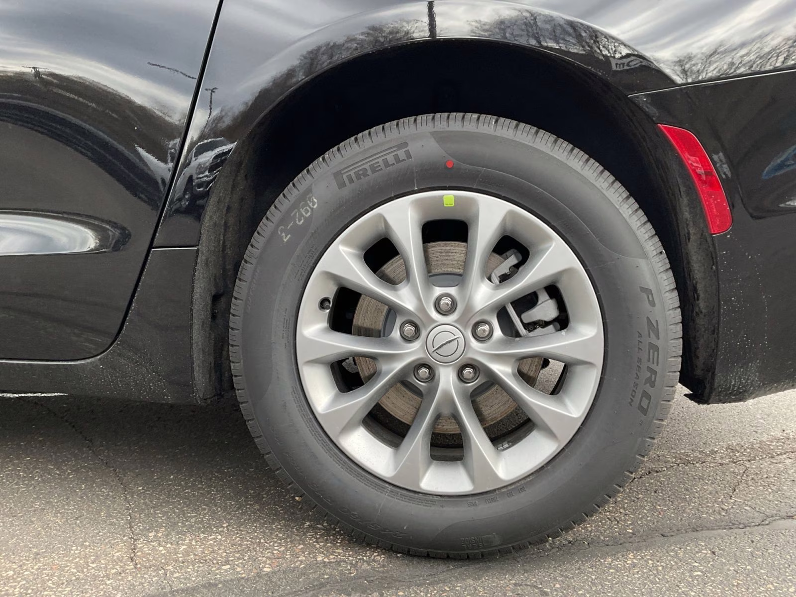 2026 Diamond Black Crystal Pearlcoat Chrysler Pacifica Select AWD Van