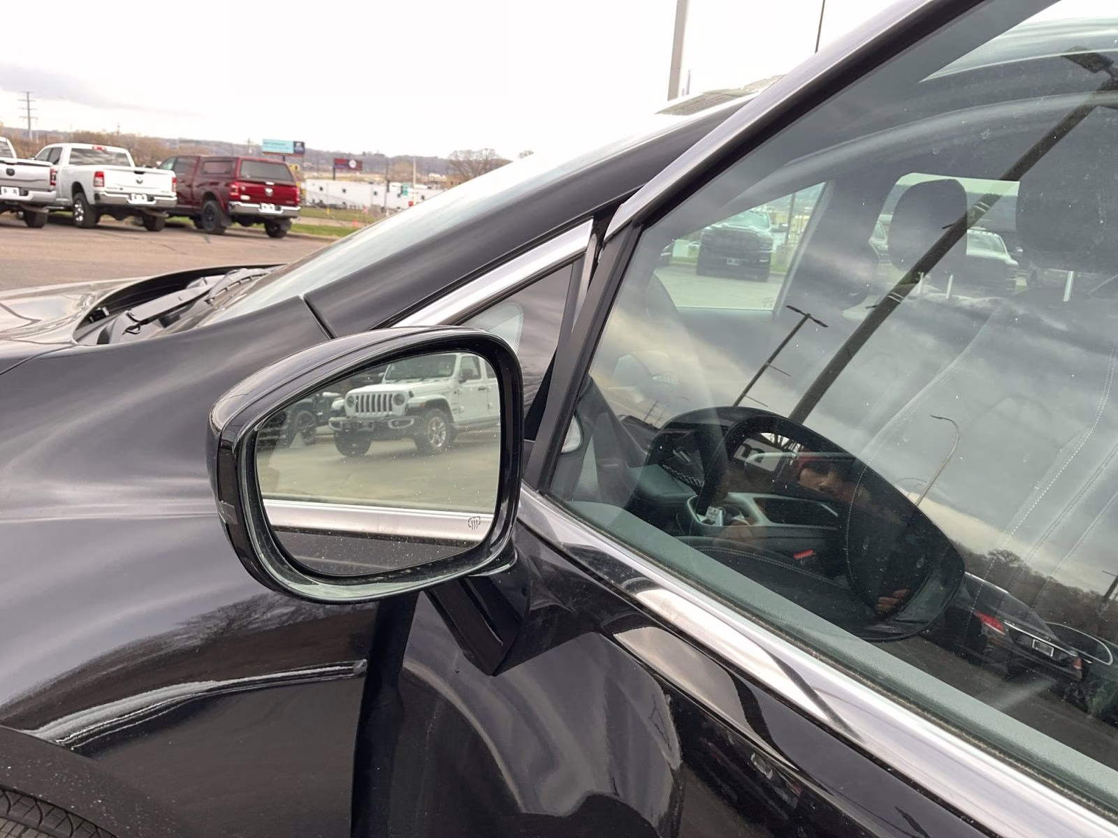 2026 Diamond Black Crystal Pearlcoat Chrysler Pacifica Select AWD Van