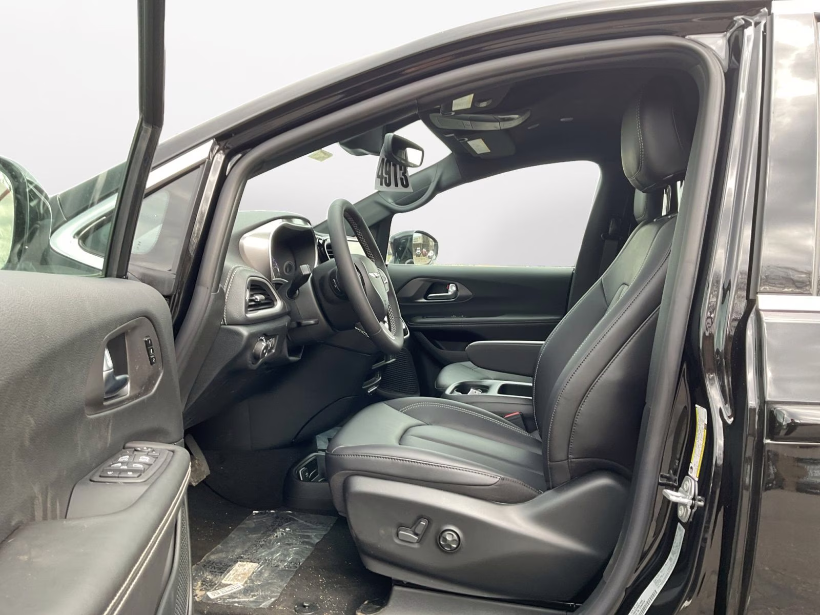 2026 Diamond Black Crystal Pearlcoat Chrysler Pacifica Select AWD Van