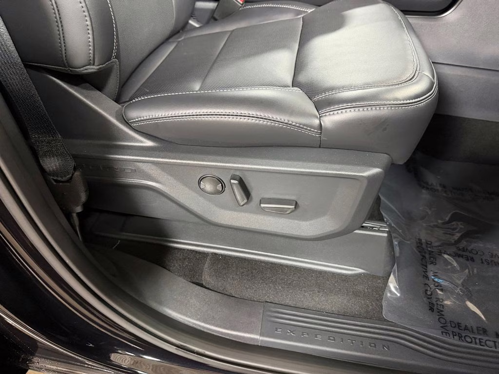 2025 Black Metallic Ford Expedition Max Platinum w/Bluecruise & Drivers Pkg 4X4 SUV