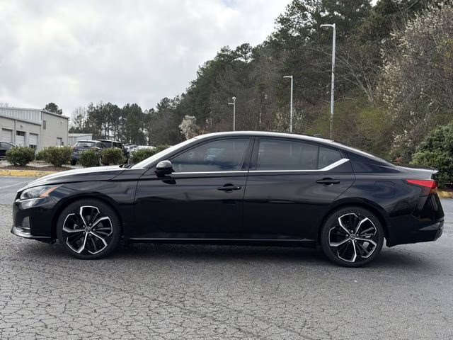 2023 Super Black Clearcoat Nissan Altima 2.5 SR FWD Sedan